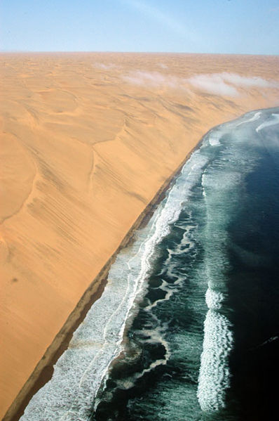 Die Namib Wüste trifft auf das Meer (c) Brian McMorrow